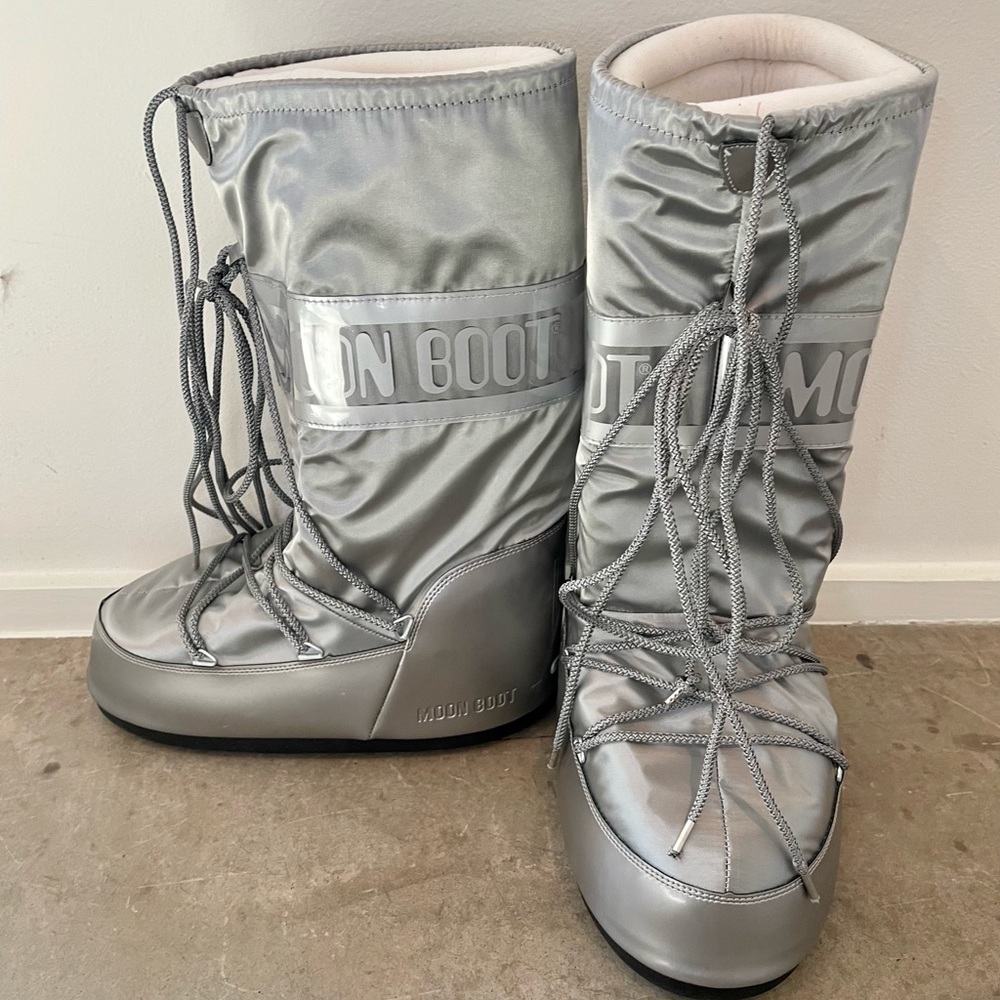*MOONBOOTS* used once